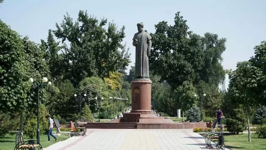 statue of alisher navoi in samarkand