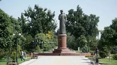 statue of alisher navoi in samarkand