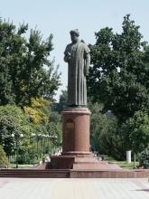 statue of alisher navoi in samarkand